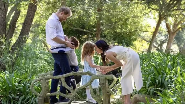 Was Meghan and Harry’s Christmas card really Photoshopped?